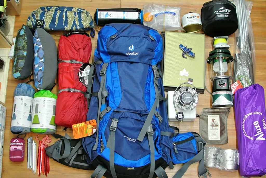 Overzicht van de inhoud van een bug-out bag, zoals water, voeding, EHBO en tools