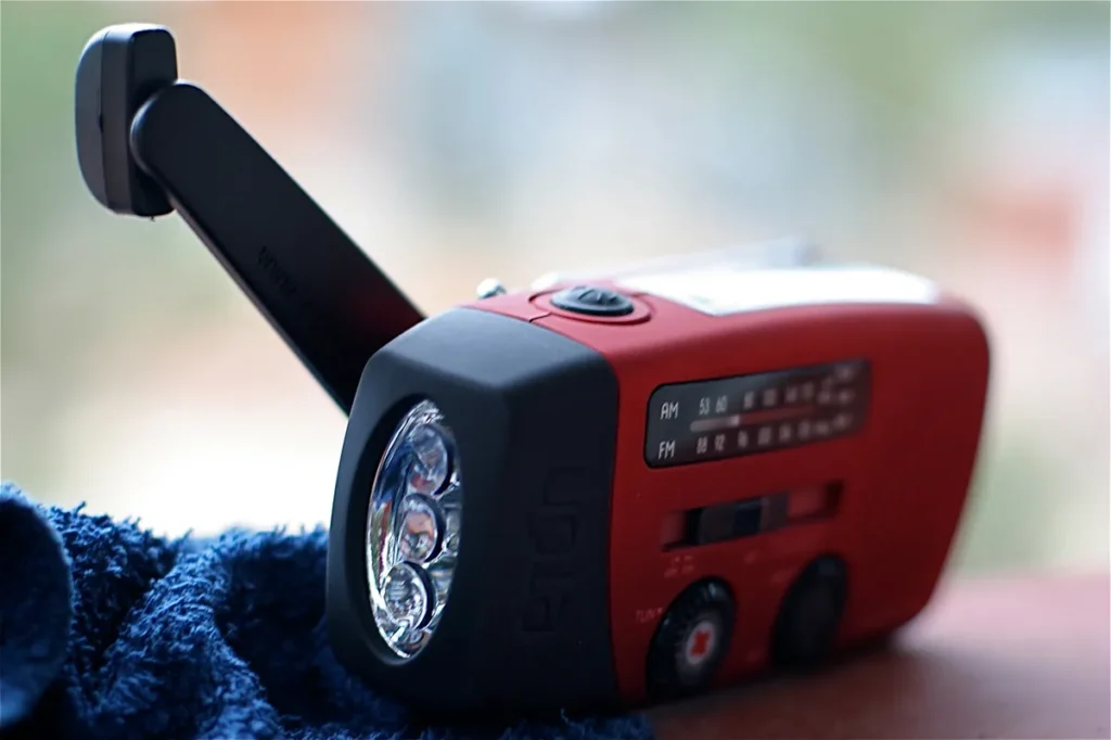 Close-up van een noodradio met handdynamo