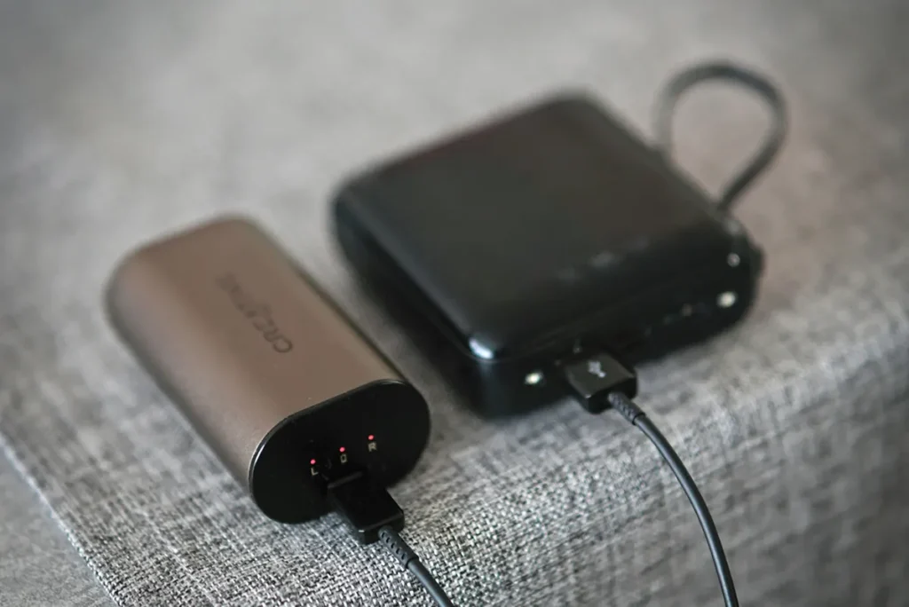 Powerbank die een telefoon oplaadt