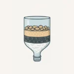 Zelfgemaakt waterfilter van een plastic fles met zichtbare lagen van grind, zand en kool