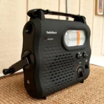 Noodradio met uitschuifbare antenne op de grond