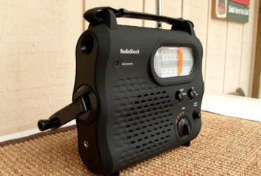 Noodradio met uitschuifbare antenne op de grond