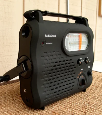 Noodradio met uitschuifbare antenne op de grond