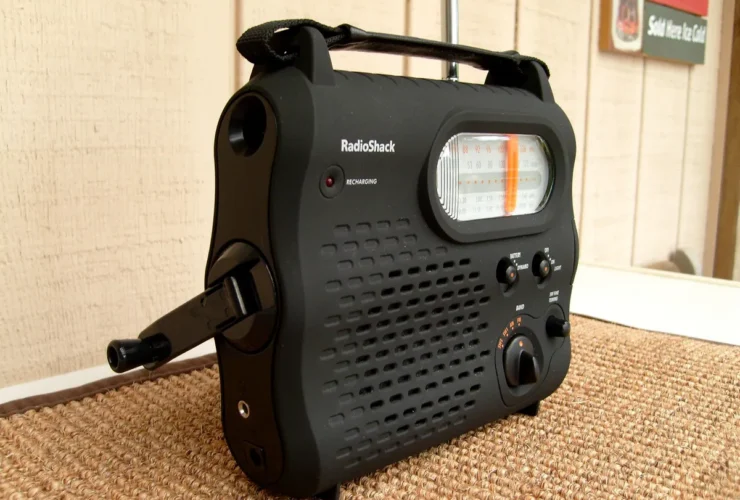 Noodradio met uitschuifbare antenne op de grond