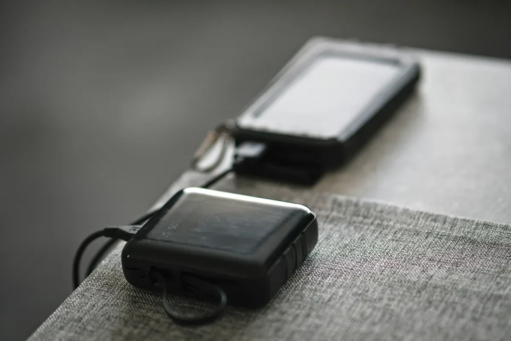 Powerbank met zonnepaneel die oplaadt