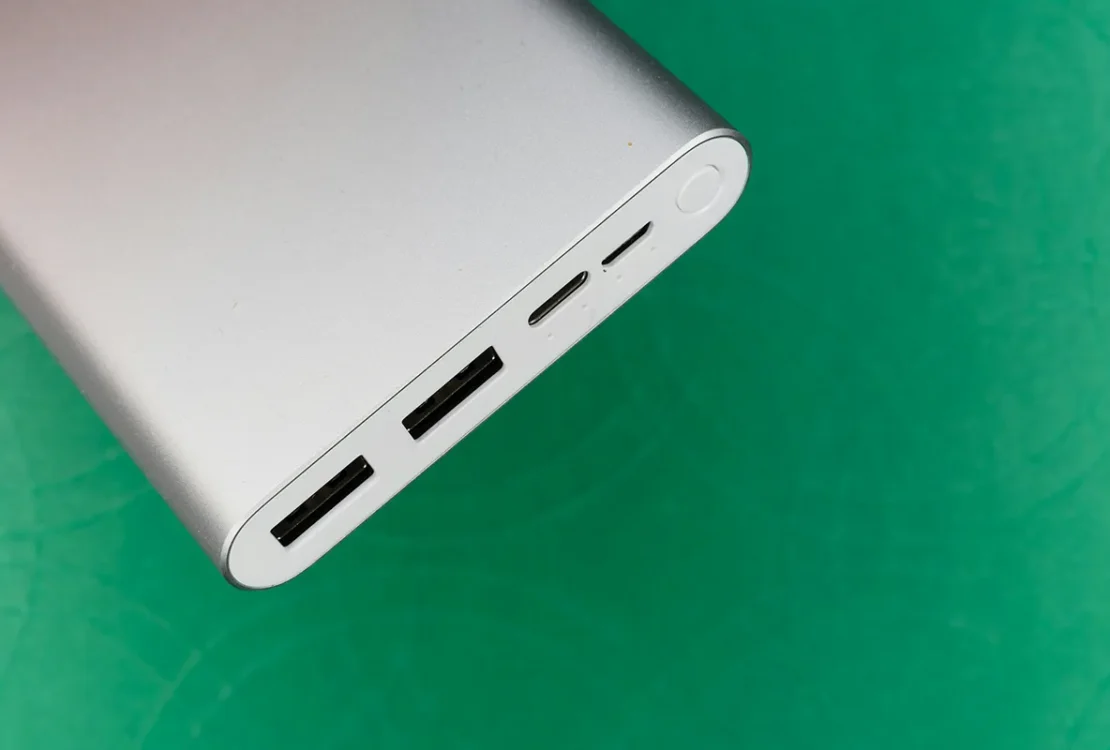 Close-up van een powerbank met USB-uitgangen en oplaadstatus