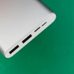 Close-up van een powerbank met USB-uitgangen en oplaadstatus