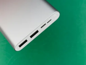 Close-up van een powerbank met USB-uitgangen en oplaadstatus
