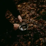 Vuur maken met vuursteen en tondel in een natuurlijke omgeving
