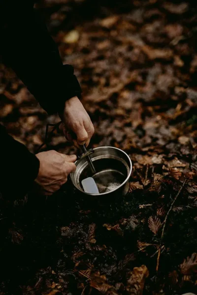 Vuur maken met vuursteen en tondel in een natuurlijke omgeving