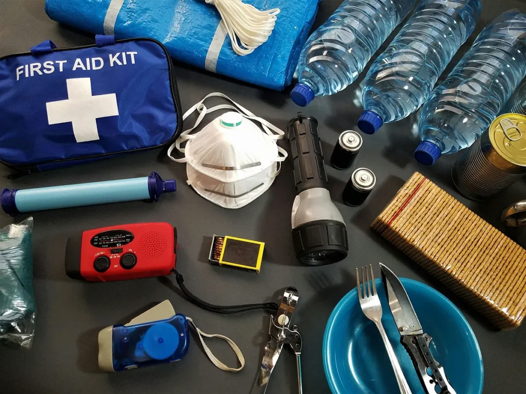 Tafel met noodpakket, drinkwater, zaklamp, EHBO-kit en meer als voorbereiding