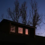 Woning met zonnepanelen bij avondschemering tijdens mogelijke stroomuitval