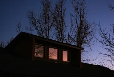 Woning met zonnepanelen bij avondschemering tijdens mogelijke stroomuitval