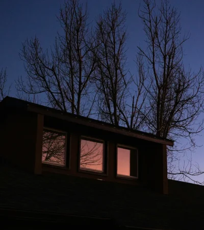 Woning met zonnepanelen bij avondschemering tijdens mogelijke stroomuitval