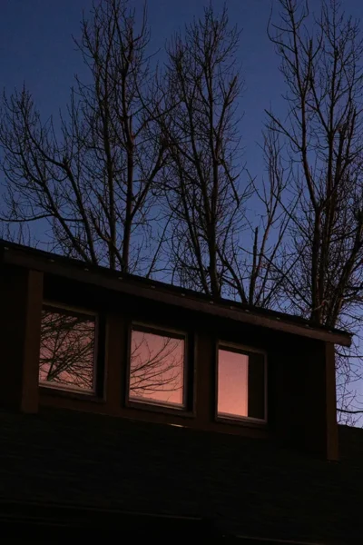 Woning met zonnepanelen bij avondschemering tijdens mogelijke stroomuitval