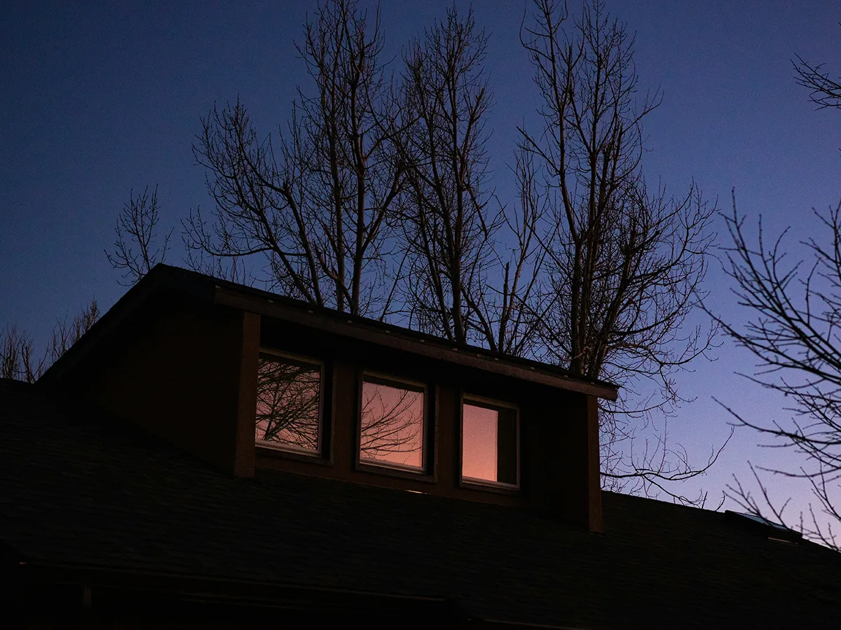 Woning met zonnepanelen bij avondschemering tijdens mogelijke stroomuitval