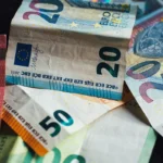 Contant geld in eurobiljetten klaar voor gebruik in een noodsituatie