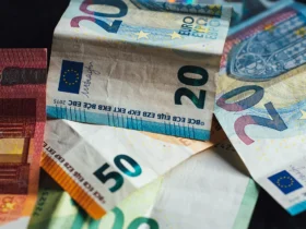 Contant geld in eurobiljetten klaar voor gebruik in een noodsituatie