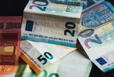Contant geld in eurobiljetten klaar voor gebruik in een noodsituatie