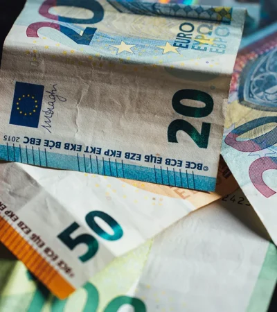 Contant geld in eurobiljetten klaar voor gebruik in een noodsituatie