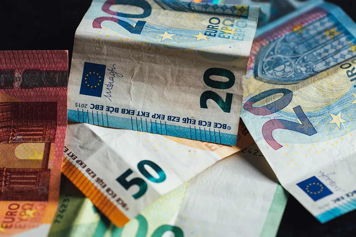 Contant geld in eurobiljetten klaar voor gebruik in een noodsituatie