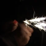 Vonken maken met een firesteel in het donker