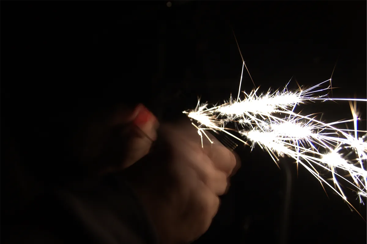 Vonken maken met een firesteel in het donker