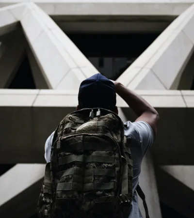 Compacte get home bag klaar voor gebruik in een noodsituatie