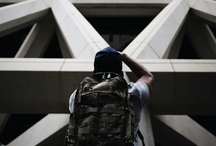 Compacte get home bag klaar voor gebruik in een noodsituatie