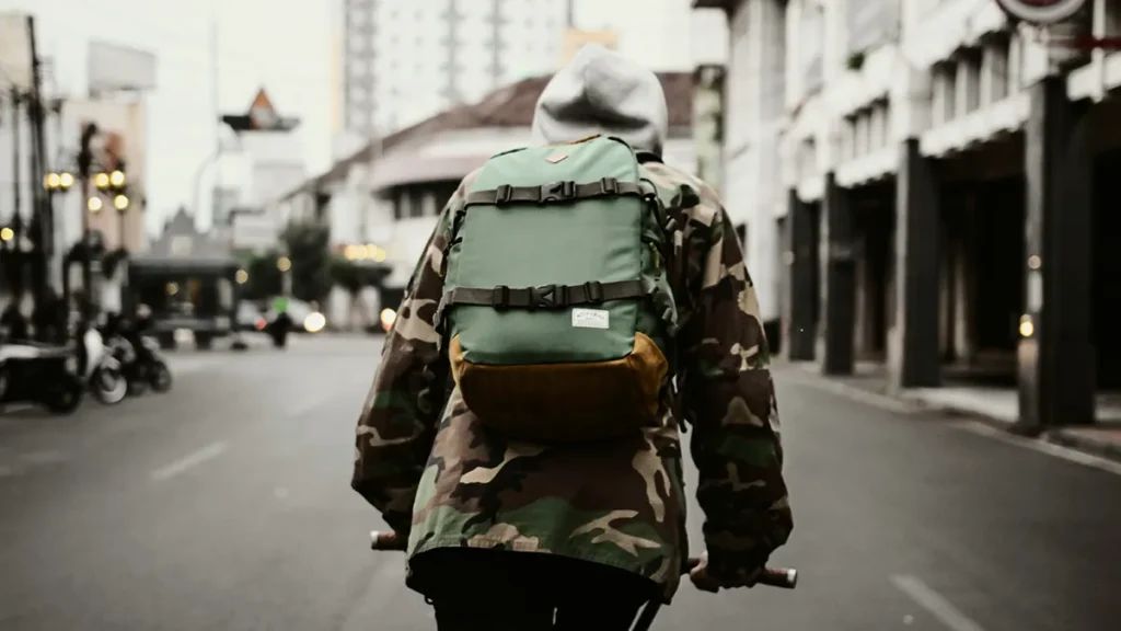 Persoon met get home bag onderweg naar huis in stedelijke omgeving