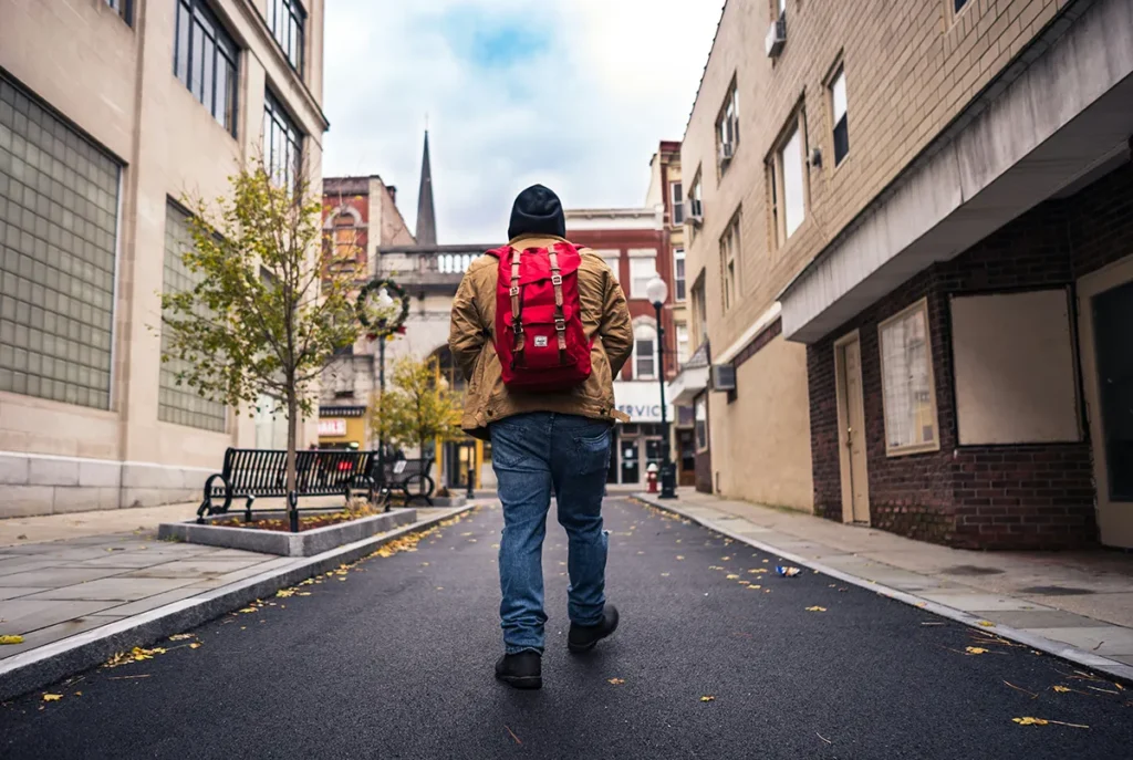 Voorbereide persoon onderweg naar huis met get home bag