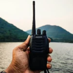 Man gebruikt een walkietalkie in buitengebied voor noodcommunicatie