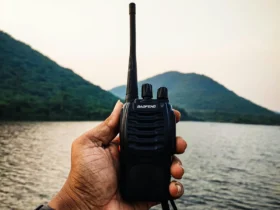 Man gebruikt een walkietalkie in buitengebied voor noodcommunicatie