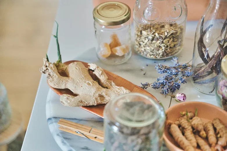 Gedroogde kruiden en medicinale planten voor natuurlijke pijnstilling