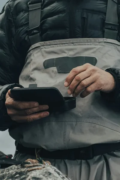 Voorbeeld van tactische kleding in gebruik tijdens outdoor activiteit