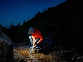 Persoon die water filtert met een draagbaar waterfilter in een noodsituatie in de buitenlucht