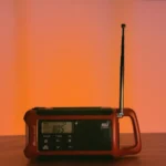 Noodradio met handslinger en zonnepaneel klaargelegd voor noodgebruik