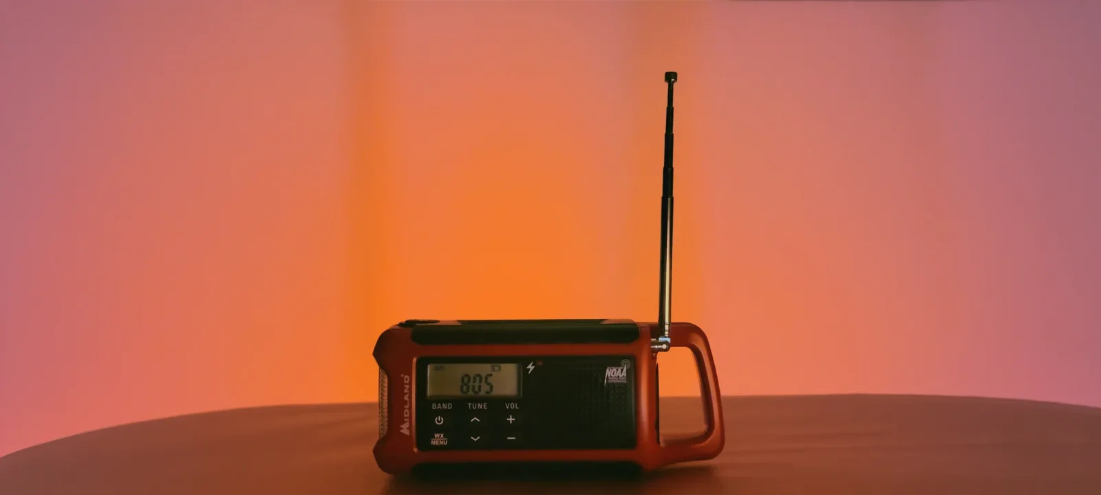 Noodradio met handslinger en zonnepaneel klaargelegd voor noodgebruik
