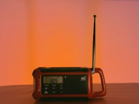 Noodradio met handslinger en zonnepaneel klaargelegd voor noodgebruik