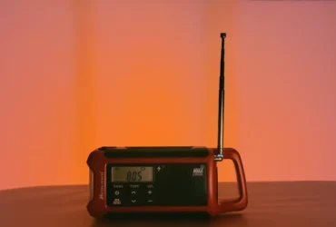Noodradio met handslinger en zonnepaneel klaargelegd voor noodgebruik