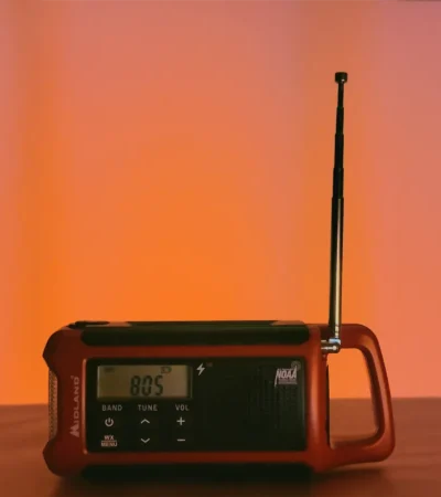 Noodradio met handslinger en zonnepaneel klaargelegd voor noodgebruik