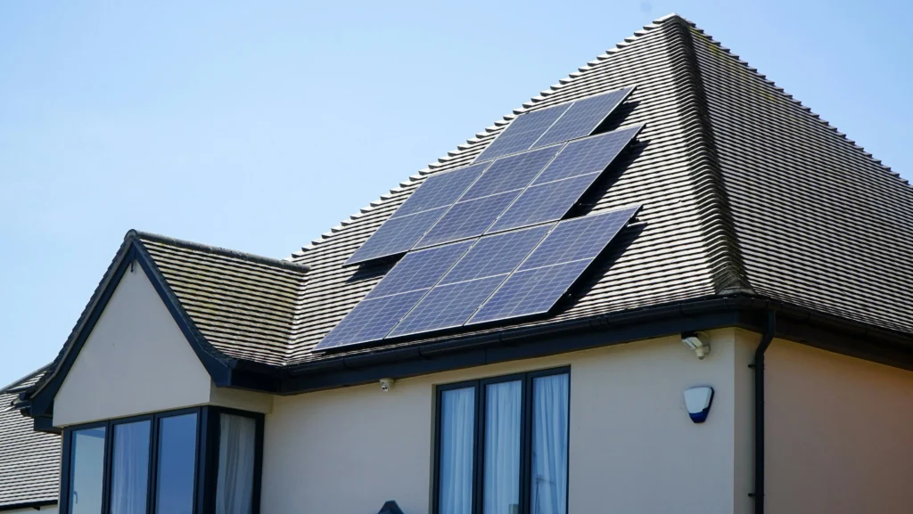 Zonnepanelen en accu-opslag voor off grid stroomvoorziening