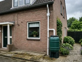 regenwater opvangen met een regenton die is aangesloten via een regenpijp