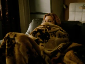 Persoon gewikkeld in een deken in een koude kamer zonder verwarming