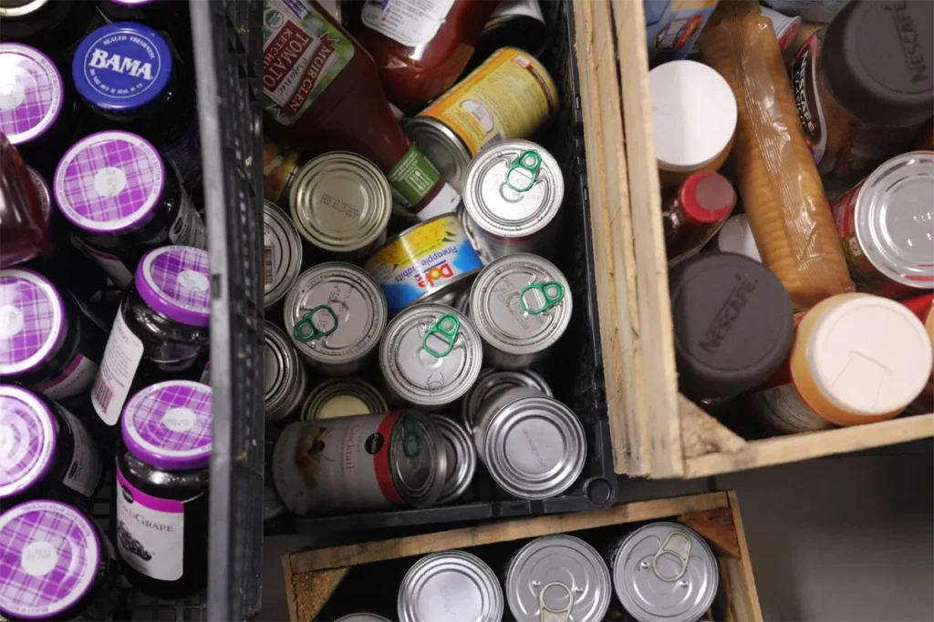 Blikken en droge producten als onderdeel van lang houdbaar eten voor noodsituaties