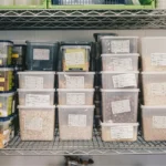 Schappen met lang noodpakket voedsel