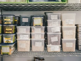 Schappen met lang noodpakket voedsel