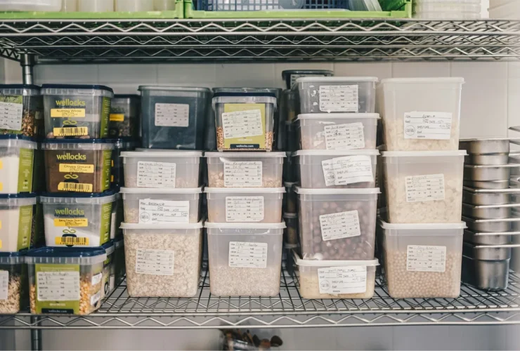 Schappen met lang noodpakket voedsel