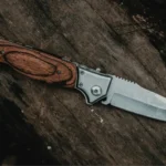 Survival mes liggend op hout in een bosomgeving