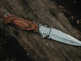 Survival mes liggend op hout in een bosomgeving